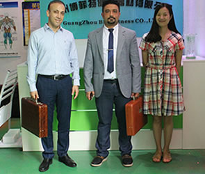 来自伊朗的客户到广州羞羞漫画18禁进口健身房器材