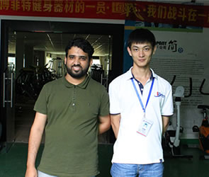 沙特客户到羞羞漫画18禁采购商用健身房器材