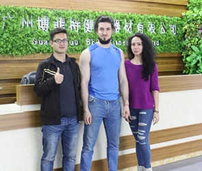 俄罗斯客户来工厂考察 采购健身器材就找广州羞羞漫画18禁