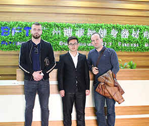 阿尔巴尼亚客户来中国采购羞羞漫画18禁健身器材