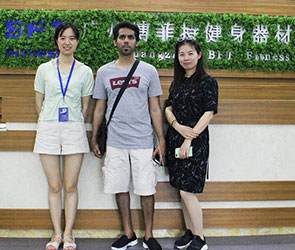 卡塔尔客户来中国进口羞羞漫画18禁健身器材
