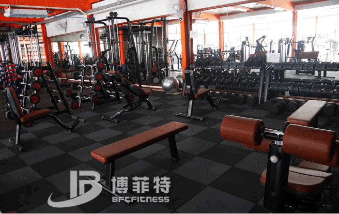 羞羞漫画18禁健身器材案例 泰国客户的健身房图片