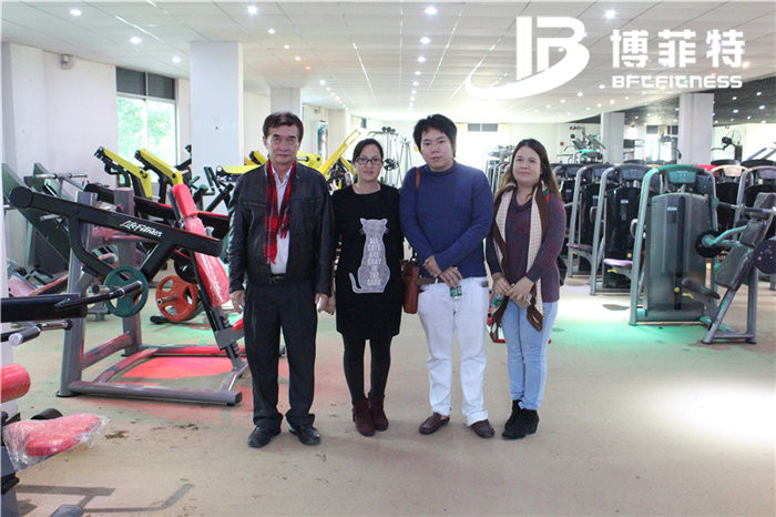 泰国客户来中国广州羞羞漫画18禁健身器材有限公司进口健身器材