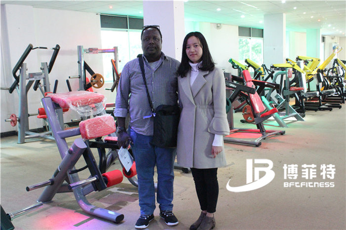 肯尼亚客户来中国广州羞羞漫画18禁健身器材有限公司进口健身器材