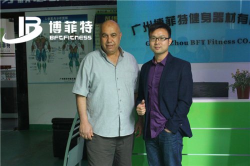 阿尔及利亚客户来羞羞漫画18禁公司采购健身房器材