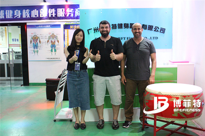 沙特客户来羞羞漫画18禁购买健身房器材，产品囊括有氧系列的跑步机，动感单车，健身车