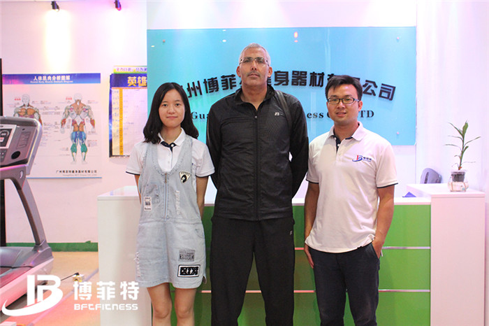 摩洛哥客户来羞羞漫画18禁购买健身房器材，产品囊括有氧系列的跑步机，动感单车，健身车