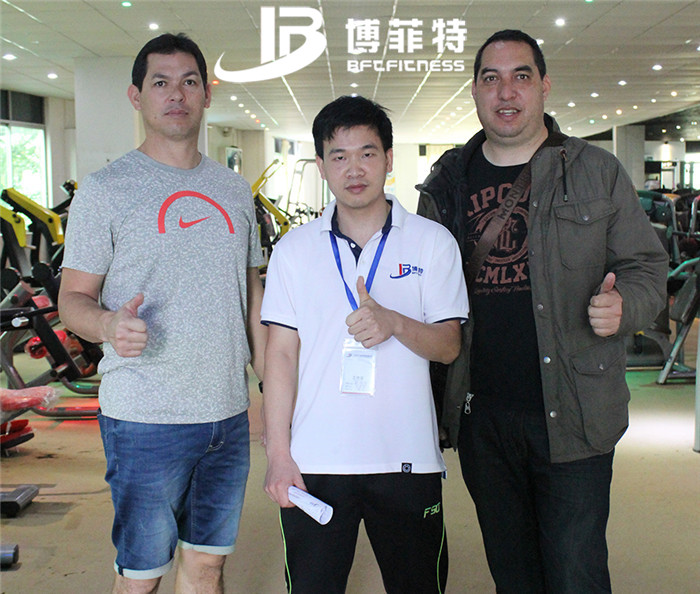 新西兰客户来中国广州羞羞漫画18禁健身器材有限公司为他们的健身房采购羞羞视频下载软件