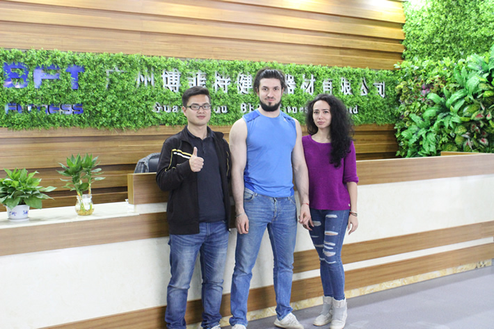 俄罗斯客户来广州羞羞漫画18禁健身器材有限公司采购健身器械