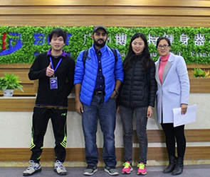 巴基斯坦客户来中国采购羞羞漫画18禁健身房商用器材