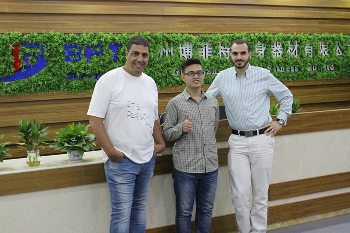 以色列客户来羞羞漫画18禁健身器材工厂采购商用健身器械