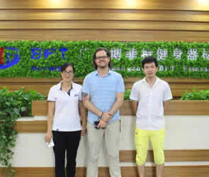 迪拜客户来中国进口采购羞羞漫画18禁商用健身房器械