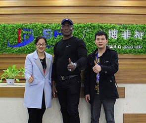 多哥共和国客户来中国进口羞羞漫画18禁商用健身房器材
