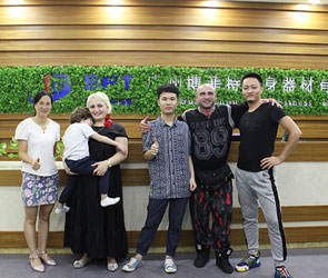 澳大利亚客户来中国找智能跑步机生产羞羞视频网站免费