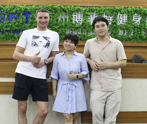 俄罗斯客户来中国找健身房器材羞羞视频网站免费