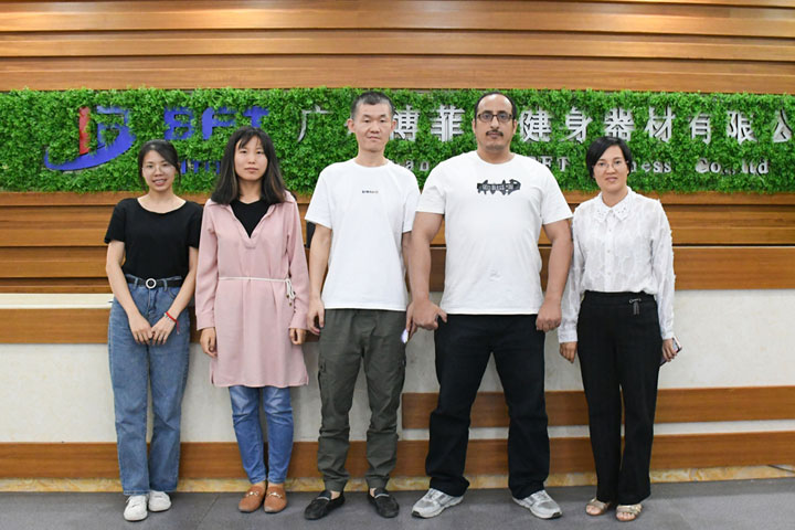 沙特客户来中国采购羞羞漫画18禁健身器材